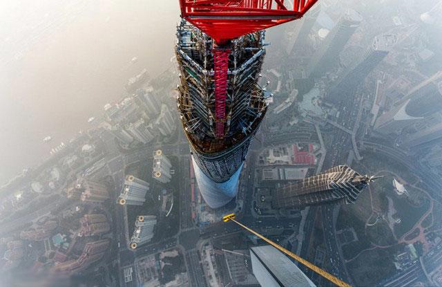 بالا رفتن از بزرگترين آسمان خراش شانگهاي بدون هيچ وسايل ايمني و طناب #تصاوير