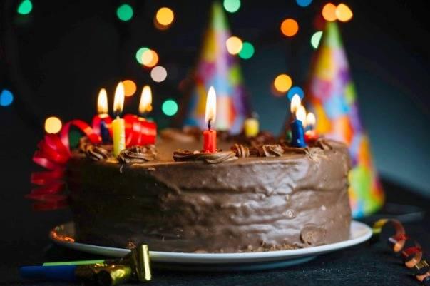 پیامدهای خطرناک فوت کردن شمع کیک تولد