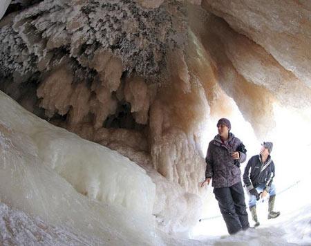 غارهای یخی حیرت انگیر (تصاویر)