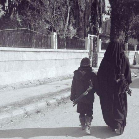 زن و کودک مسلح داعشی در خیابان (عکس)