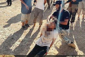 عكس/ فیلمبرداری داعش از گردن زدن اسیران