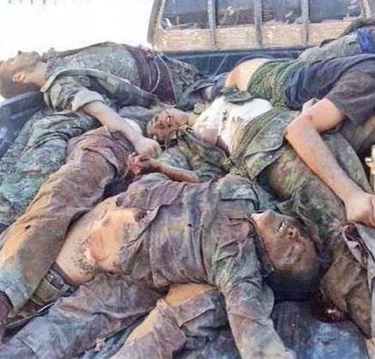 عكس/ به نمایش گذاشتن جسد دختران كوباني توسط داعش