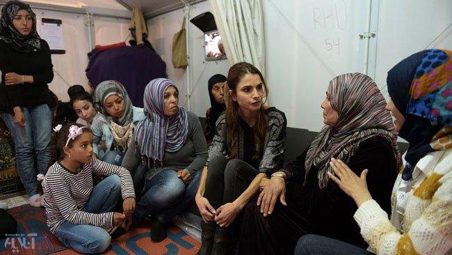 (عکس) ملکه اردن در میان پناهجویان