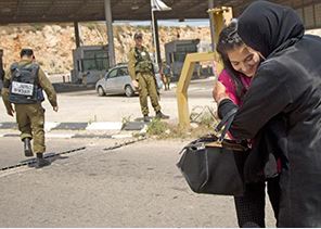 لحظه آزادی دختر ۱۷ ساله فلسطینی از زندان‌های رژیم صهیونیستی + فیلم 