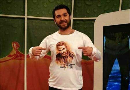 تی شرت جالب مجری شبکه سه (عکس)