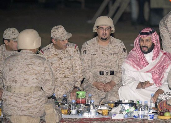 |تصاویر| افطار بن‌سلمان با نظامیان در مرز