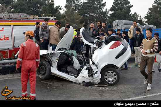  برخورد بسيار شديد يك دستگاه خودرو با تير برق + تصاوير