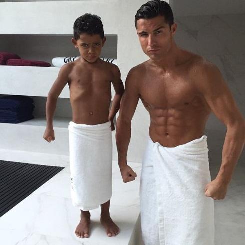 کریس رونالدو و پسرش در حمام (عکس)