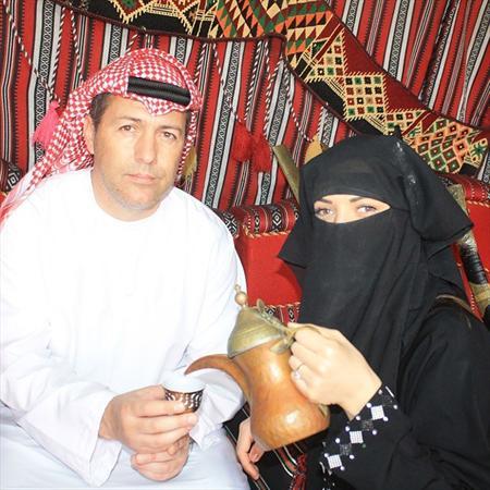 سرمربی فولاد و همسرش با لباس عربی