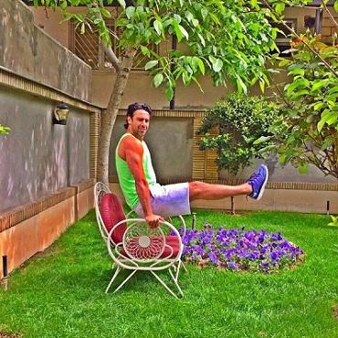 فرهاد مجیدی در حیاط خانه اش (عکس)