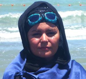 دختر شناگر ایرانی: رکورد زدم اما به لباسم گیر داده اند+عکس