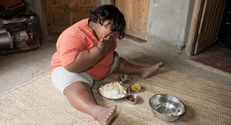 تصاوير/ دختري كه هفته ای 14 کیلو برنج میخورد