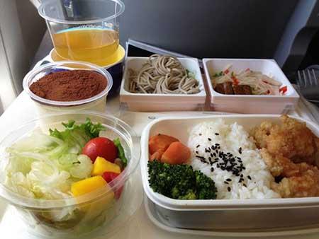 چرا غذا در هواپیما مزه دیگری می‌دهد؟