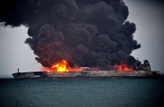 آتش‌سوزی در نفتکش ایرانی برای سومین روز ادامه دارد
