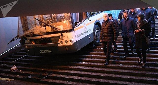 ورود اتوبوس به میان جمعیت در مسکو