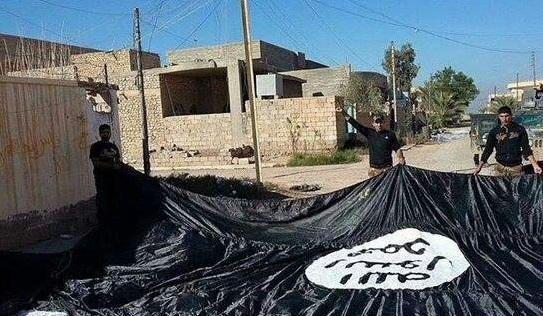 (عکس) پایین کشیدن پرچم داعش در رمادی
