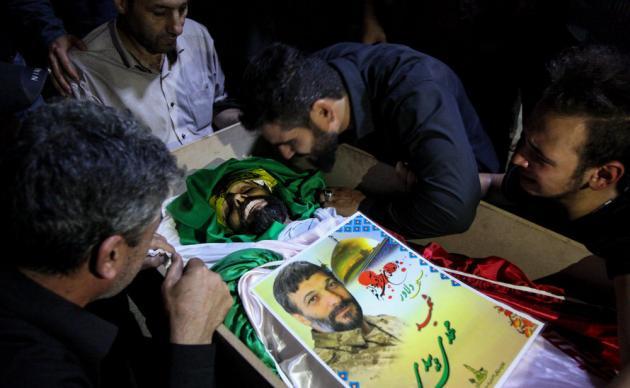 |تصاویر| وداع تلخ خانواده با شهید مدافع حرم ‎