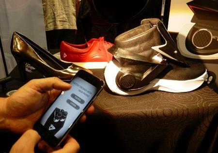 (عکس) کفشی که با تلفن همراه کنترل میشود